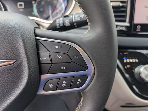 Used 2022 Chrysler Pacifica Touring-L FWD image 14
