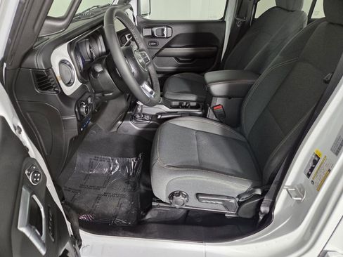 Certified 2025 Jeep Wrangler Sahara image 13