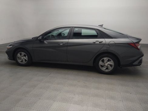 Used 2024 Hyundai Elantra SE FWD image 3