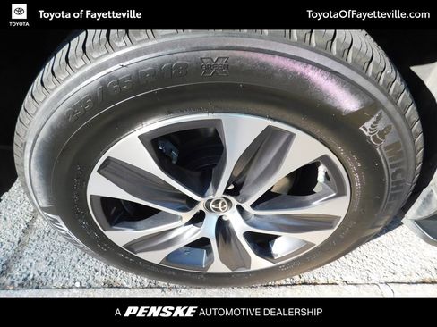 Used 2021 Toyota Highlander XLE image 8