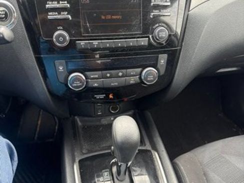 Used 2016 Nissan Rogue SV AWD/4WD image 18