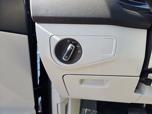 Used 2024 Volkswagen Tiguan SE image 31