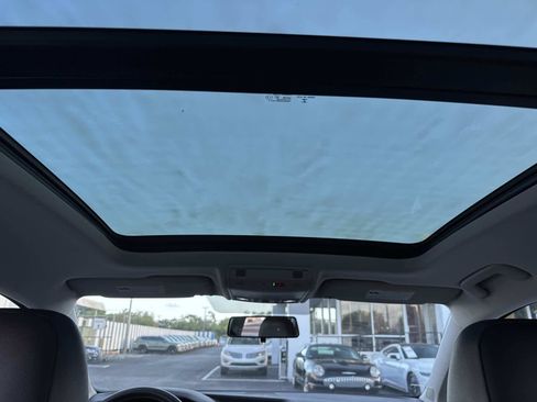 Used 2022 Volkswagen Taos SE w/ Panoramic Sunroof Package image 18