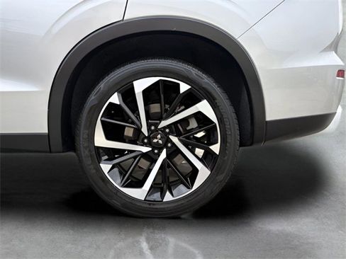 Used 2024 Mitsubishi Outlander SE image 11