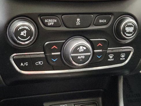 Used 2015 Jeep Cherokee Limited w/ Luxury Group image 16