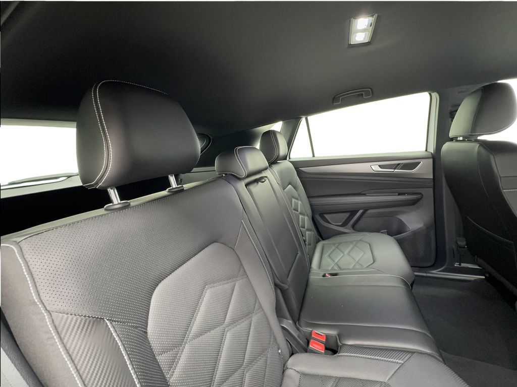 Used 2024 Volkswagen Atlas Cross Sport SE FWD image 28