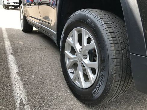 Used 2023 Jeep Grand Cherokee Limited image 12