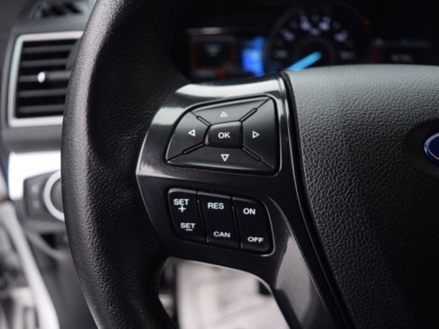 Used 2017 Ford Explorer XLT w/ Equipment Group 201A image 7