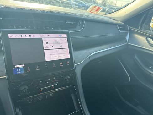 Used 2023 Jeep Grand Cherokee Limited w/ Luxury Tech Group II image 23