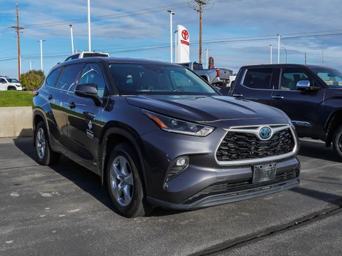 Used 2021 Toyota Highlander LE AWD/4WD image 2