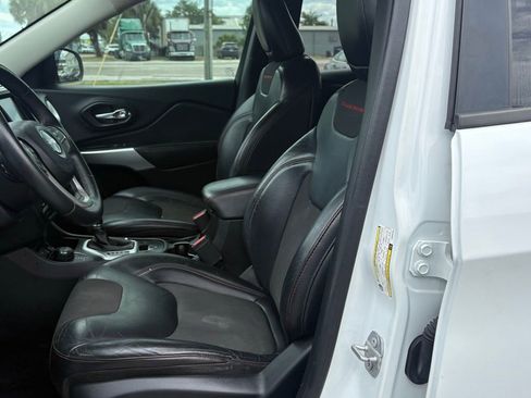 Used 2017 Jeep Cherokee Trailhawk w/ Comfort/Convenience Group image 9