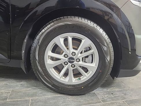 Used 2022 Kia Carnival LX image 6