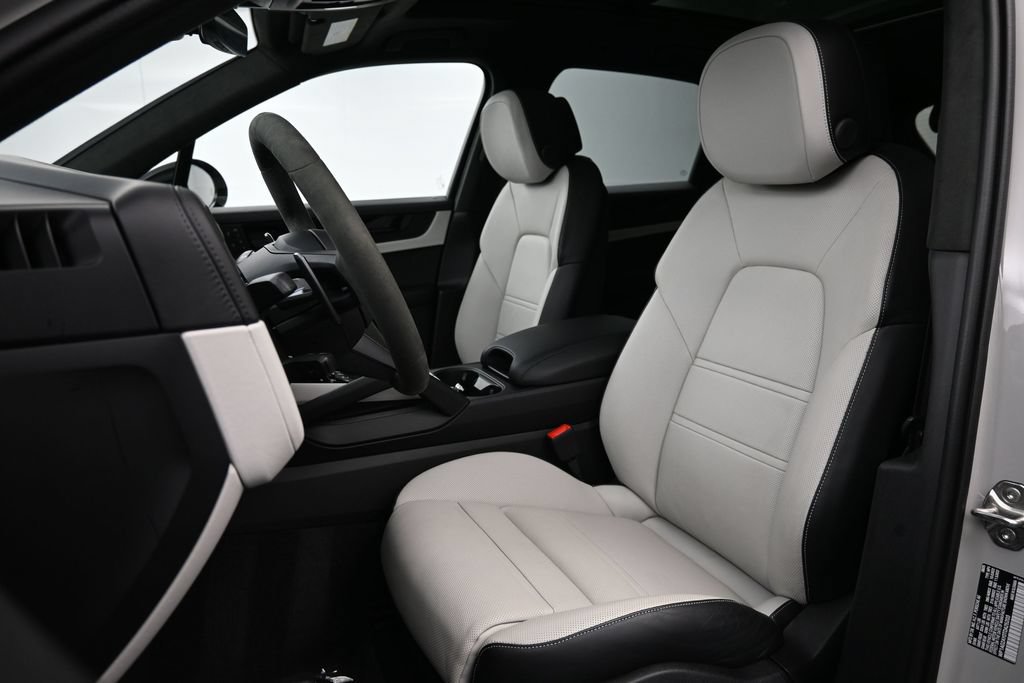 Certified 2026 Porsche Cayenne GTS AWD/4WD image 5