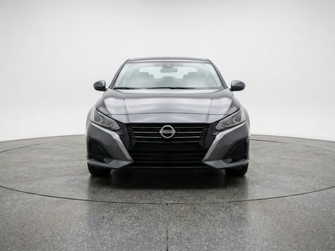 Used 2025 Nissan Altima 2.5 SV image 2