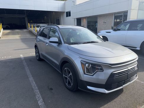 Used 2023 Kia Niro EX FWD image 3