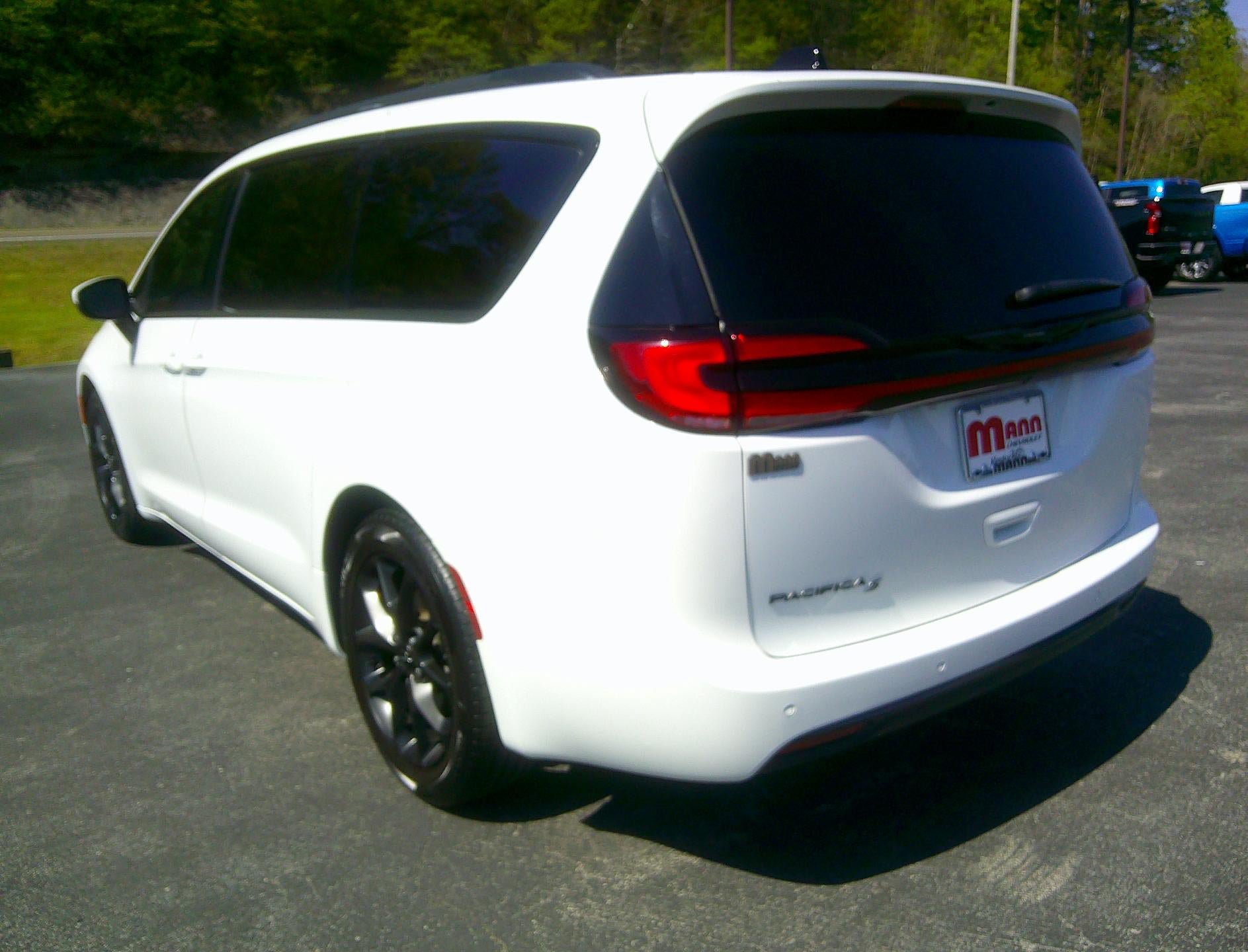 Used 2023 Chrysler Pacifica Touring-L w/ S Appearance Package FWD image 3