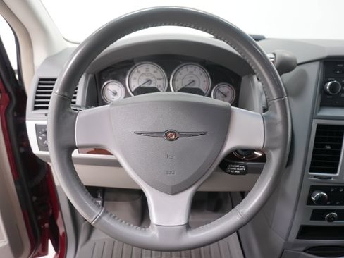 Used 2010 Chrysler Town & Country Touring image 17