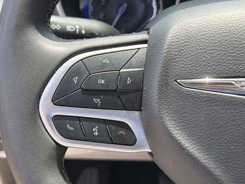 Used 2023 Chrysler Pacifica Touring-L FWD image 25