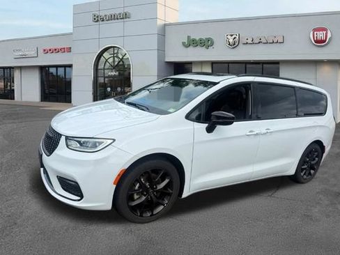 Used 2025 Chrysler Pacifica Limited FWD image 4