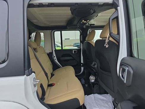 Used 2022 Jeep Wrangler Unlimited Sahara AWD/4WD image 12
