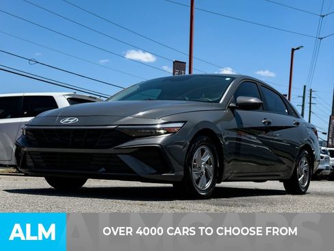 Used 2024 Hyundai Elantra SE FWD image 2