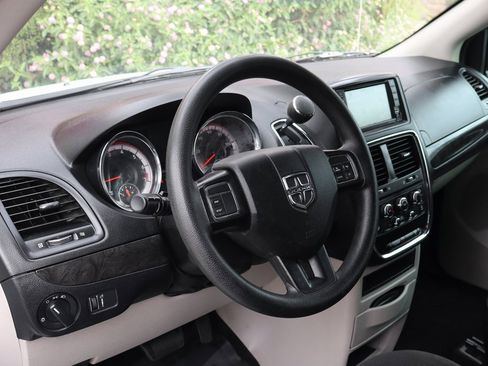 Used 2019 Dodge Grand Caravan SE image 17