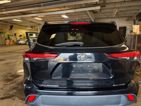 Used 2023 Toyota Highlander XLE AWD/4WD image 18