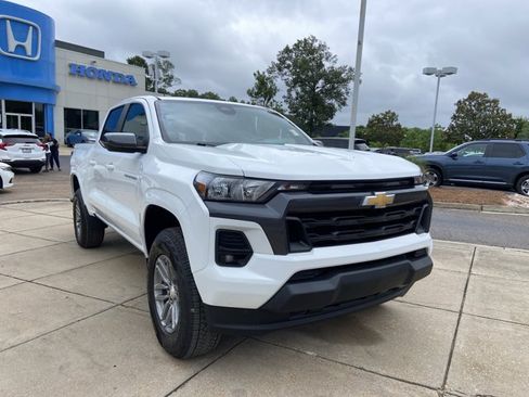 Used 2023 Chevrolet Colorado LT w/ LT Convenience Package II AWD/4WD image 3