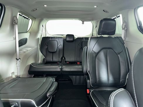 Used 2024 Chrysler Pacifica Limited image 7