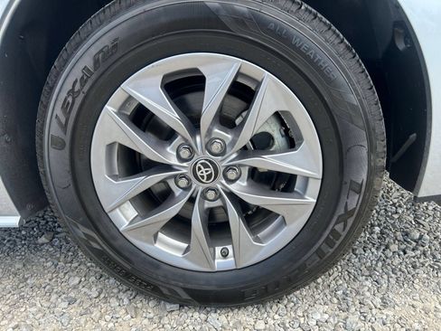 Used 2025 Toyota Sienna XLE FWD image 29