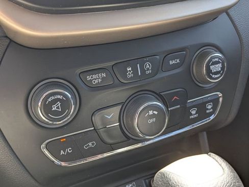 Used 2016 Jeep Cherokee Latitude w/ Comfort & Sound Group FWD image 15