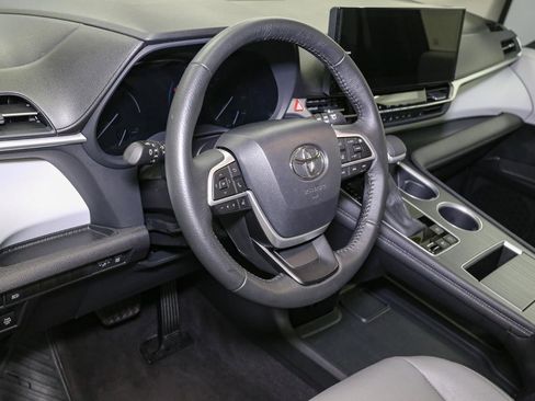 Used 2025 Toyota Sienna XLE image 25