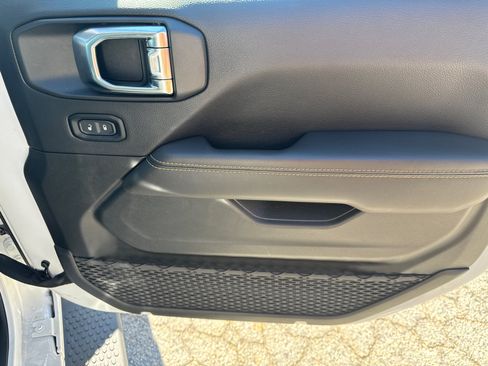 Used 2025 Jeep Wrangler Sahara image 14