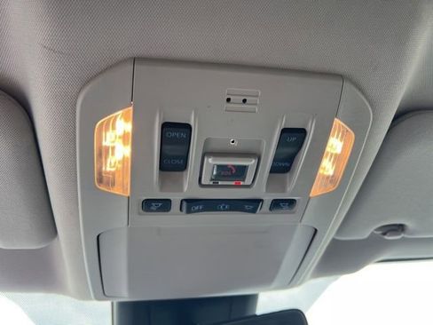 Used 2021 Toyota Highlander XLE image 25