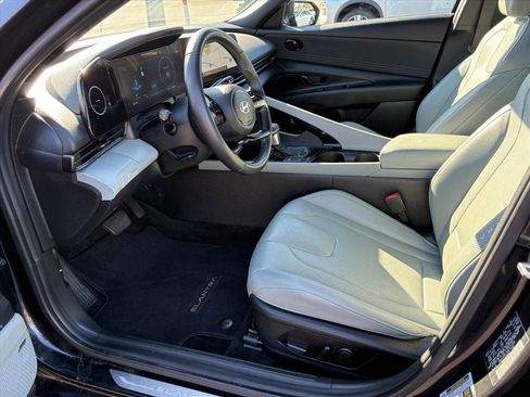 Certified 2025 Hyundai Elantra Limited image 16