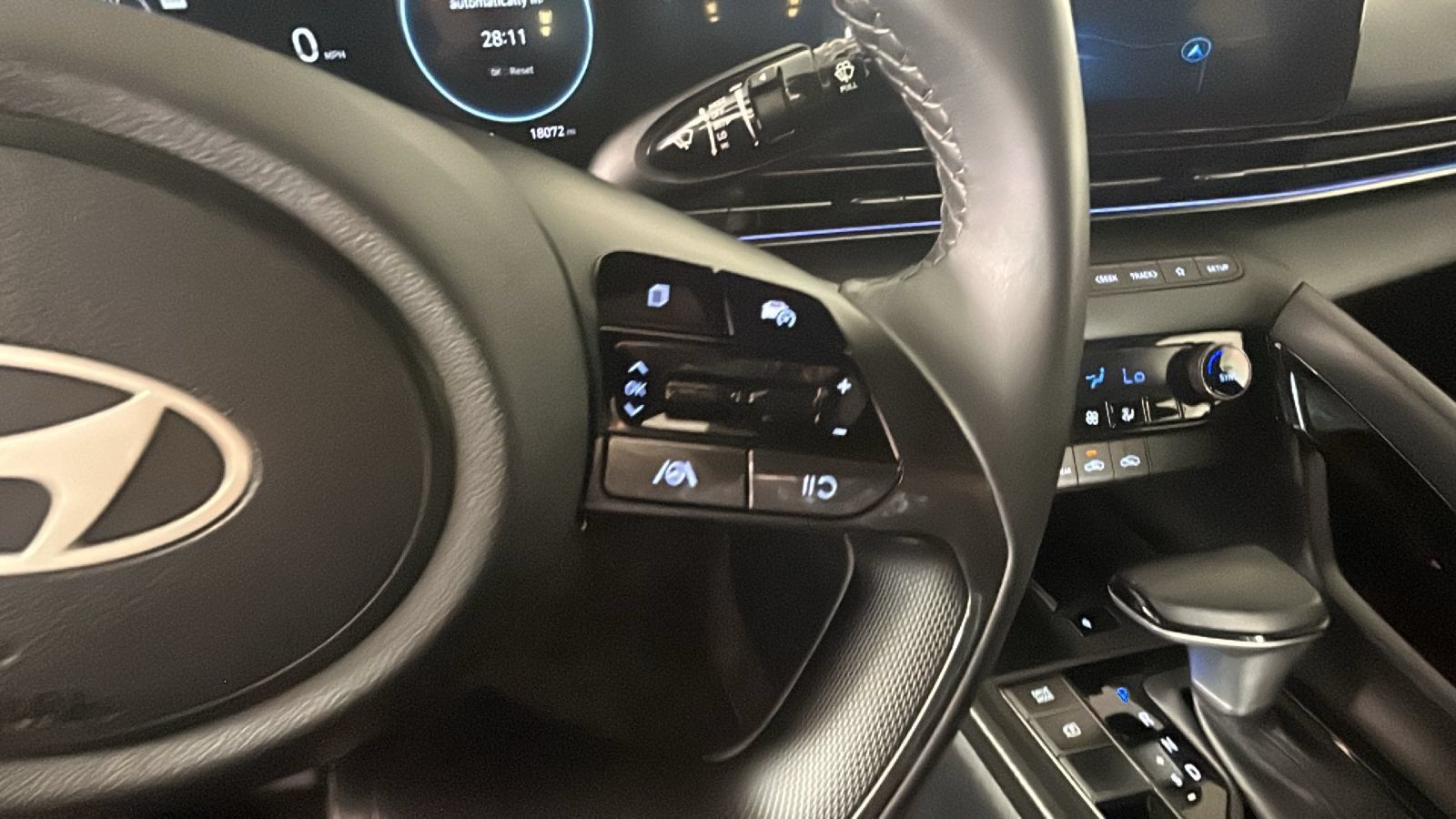 Used 2025 Hyundai Elantra SEL FWD image 21