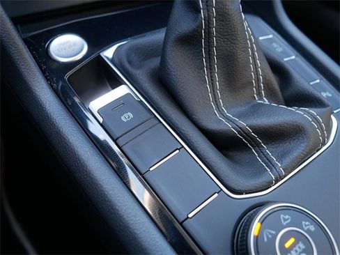 Certified 2025 Volkswagen Taos SE image 30