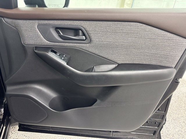 Used 2023 Nissan Rogue S AWD/4WD image 16