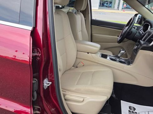 Used 2019 Jeep Grand Cherokee Laredo RWD image 14