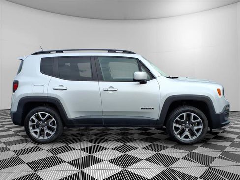 Used 2017 Jeep Renegade Latitude w/ Cold Weather Group AWD/4WD image 4