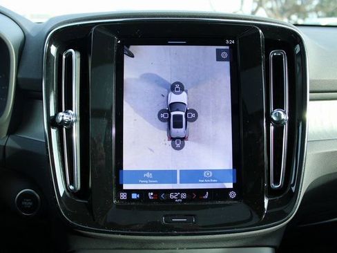 Used 2025 Volvo XC40 B5 Plus image 23