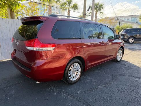 Used 2013 Toyota Sienna XLE image 3