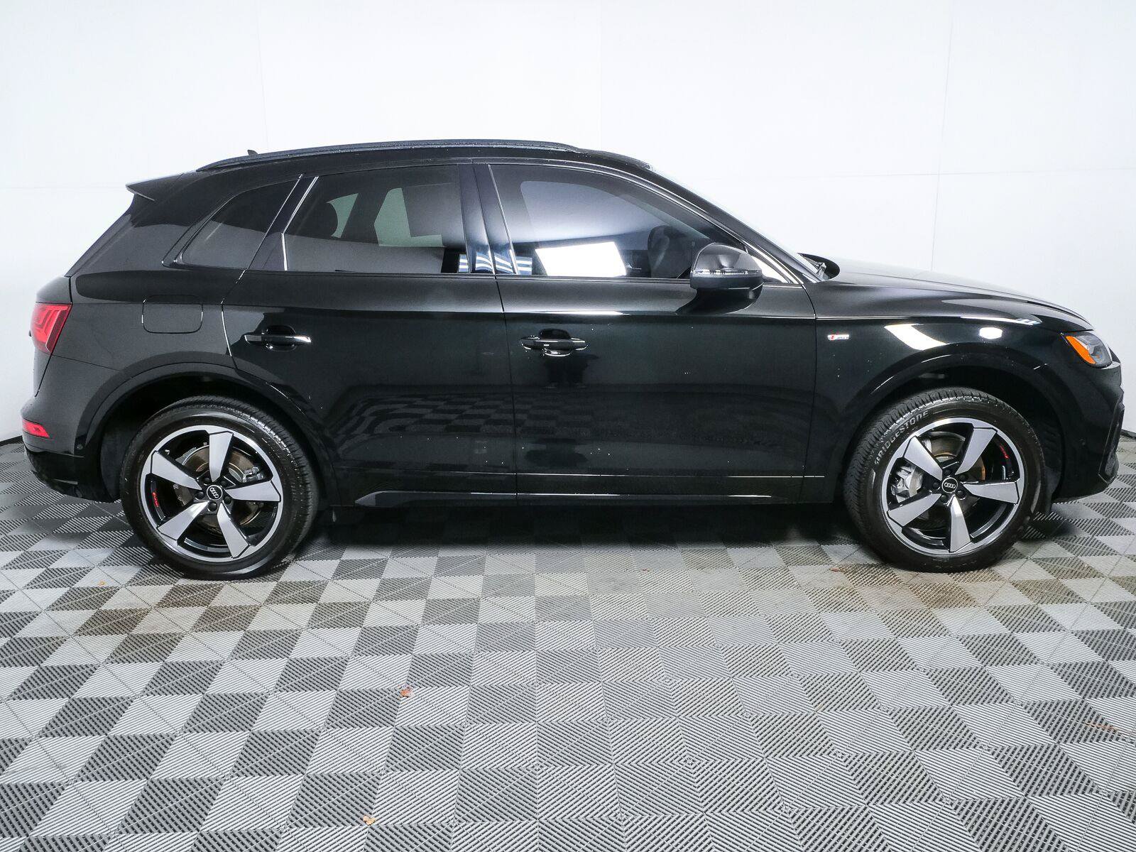 Used 2023 Audi Q5 2.0T Prestige w/ Prestige Package AWD/4WD image 2