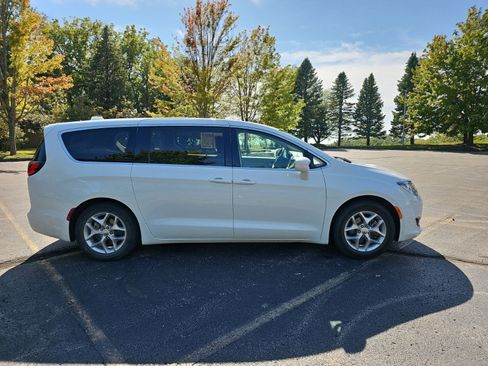 Used 2018 Chrysler Pacifica Touring Plus w/ Tire & Wheel Group FWD image 7