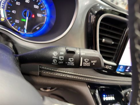 Used 2025 Chrysler Pacifica Limited image 28