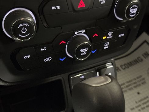 Used 2019 Jeep Renegade Latitude w/ Cold Weather Group image 16