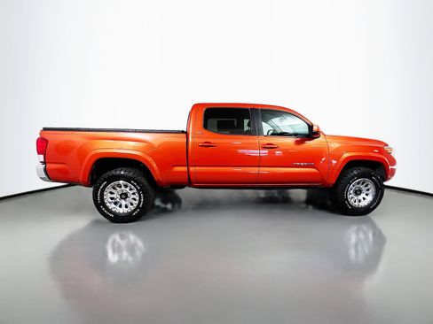 Used 2017 Toyota Tacoma SR5 AWD/4WD image 3