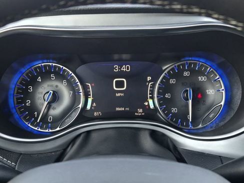 Used 2025 Chrysler Pacifica Limited image 17