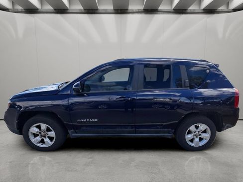 Used 2017 Jeep Compass Latitude FWD image 3