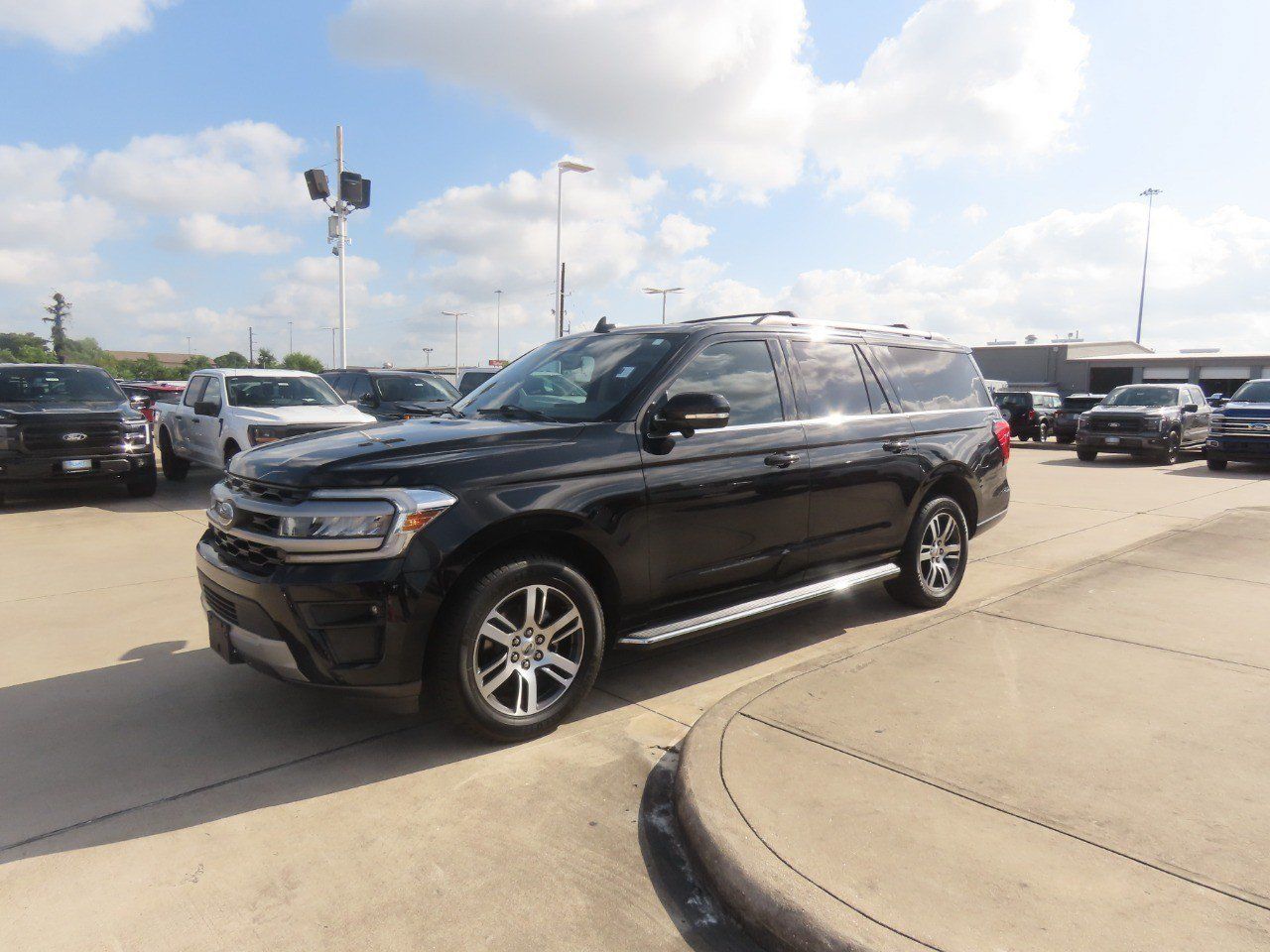 Used 2022 Ford Expedition Max XLT RWD image 2